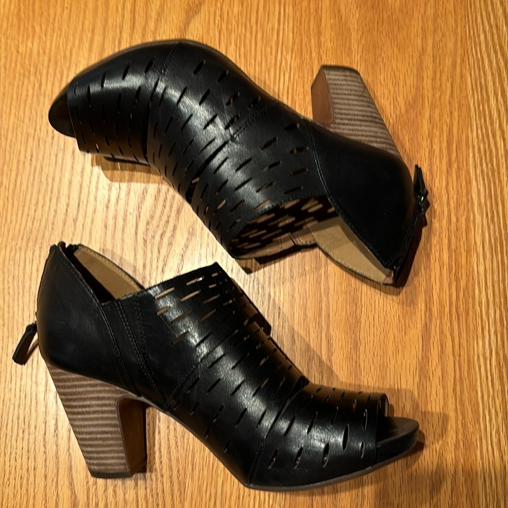 Clark’s leather cutout open to sandal 3-1/2” heel